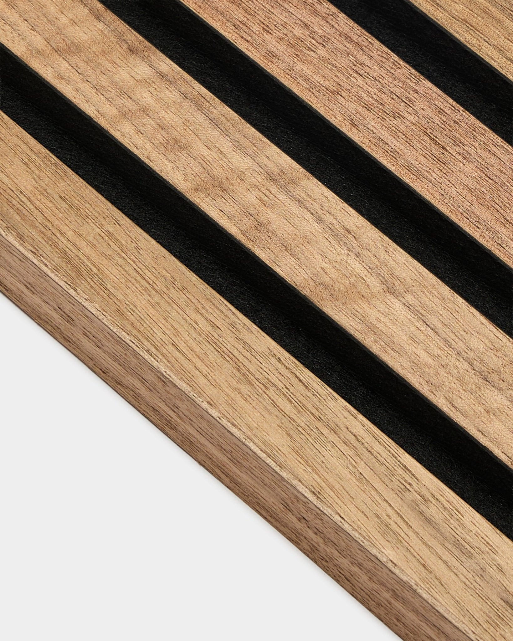 Gros plan sur la lamelle d’extrémité WoodUpp Akupanel en noyer, 2,2 cm Panneau acoustique, avec des rayures parallèles black et un veinage de noyer visible sur fond blanc.